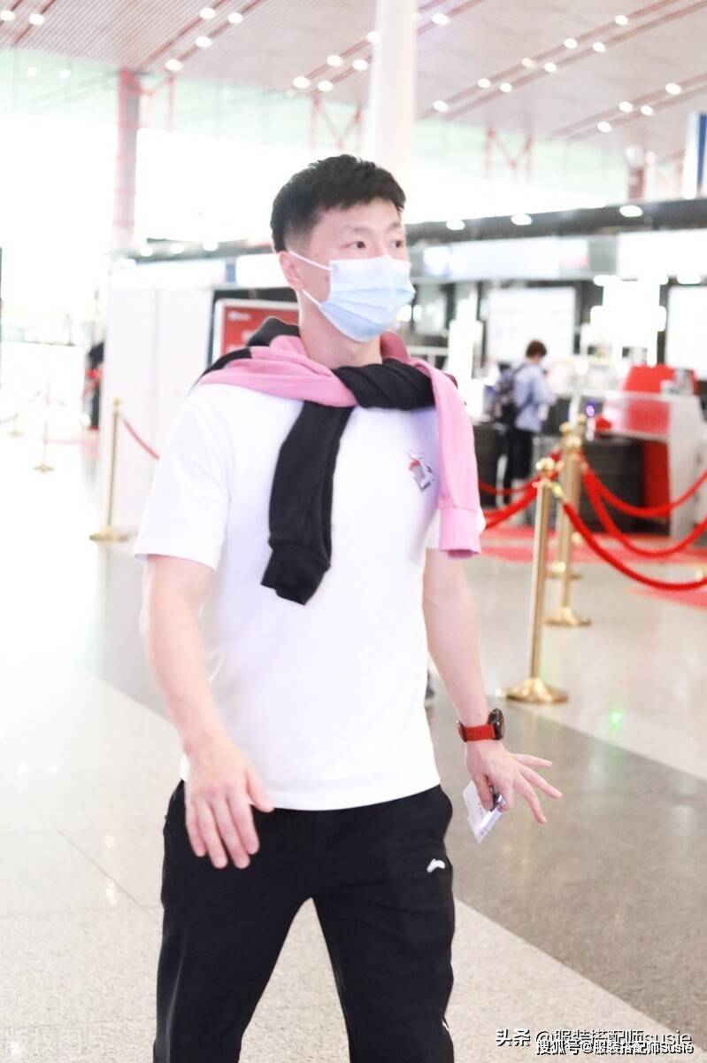 一身|乒坛大满贯马龙身材壮硕，一身黑白休闲装帅气十足，不比小鲜肉差