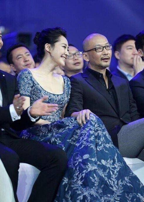 景甜|许晴和蒋勤勤撞衫：一个像贵妇一个像迎宾小姐，网友：仪态差太多