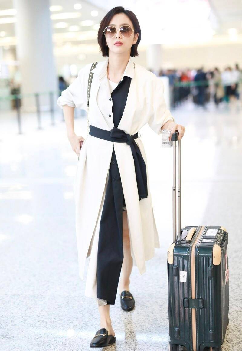 佟丽娅|佟丽娅不穿礼服，造型也很好看！这些休闲搭配像少女，时髦接地气