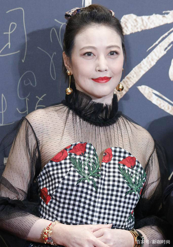 身材|周海媚终现53岁真实状态，扎丸子头精神饱满，满是皱纹的脸太显龄