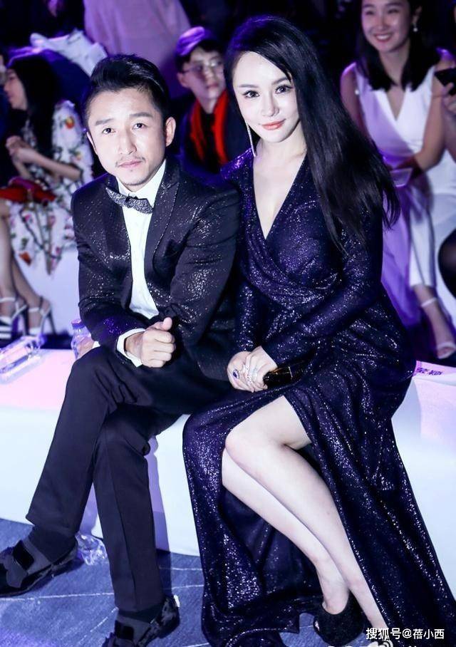 黑色|冉莹颖的3D身材根本藏不住，一身紧身打扮走机场，曲线让人羡慕