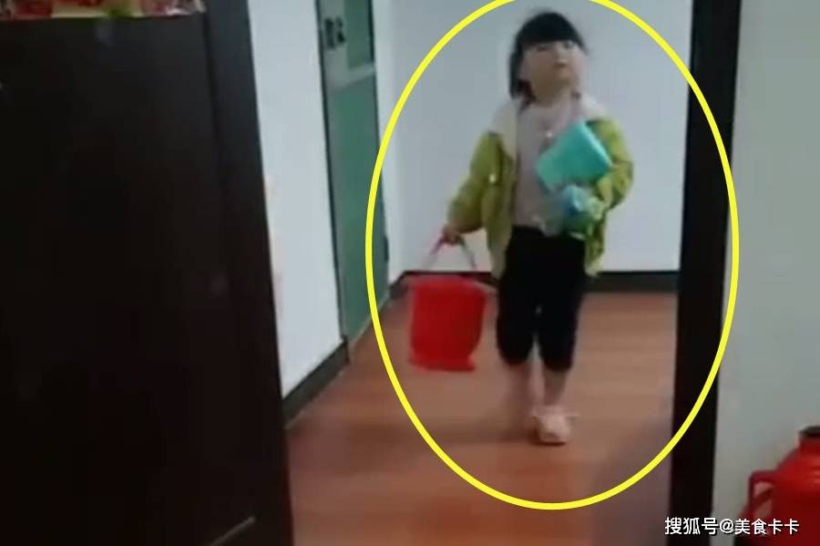 做法|二胎弟弟出生后，临睡前姐姐的做法，妈妈被暖翻了