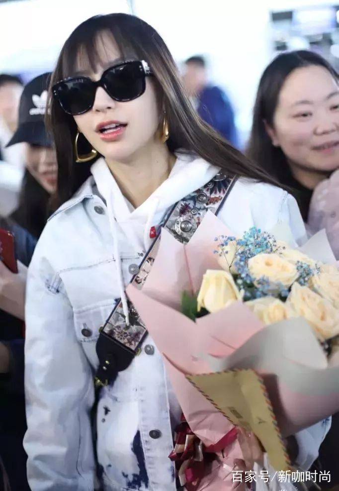 流量|baby流量担当不是吹的！一袭潮装亮相机场，鲜花与掌声都有了