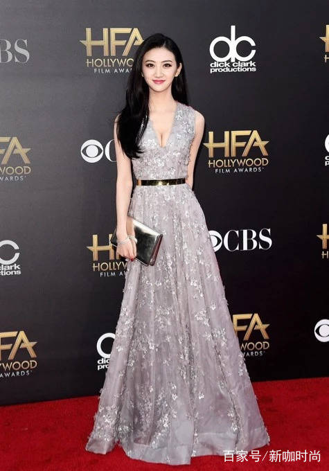 风韵|78年的刘涛，88年的景甜，同穿白色礼服，网友却说她输在气质上了