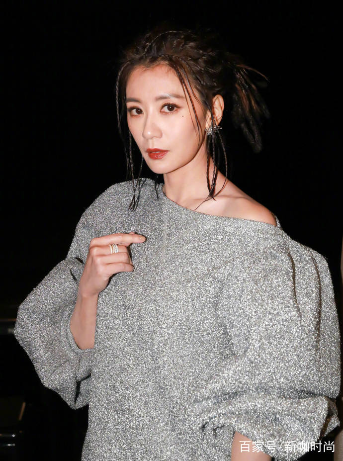 发型|“泰迪卷”发型别轻易尝试，优雅貌美如贾静雯，这次也失手了