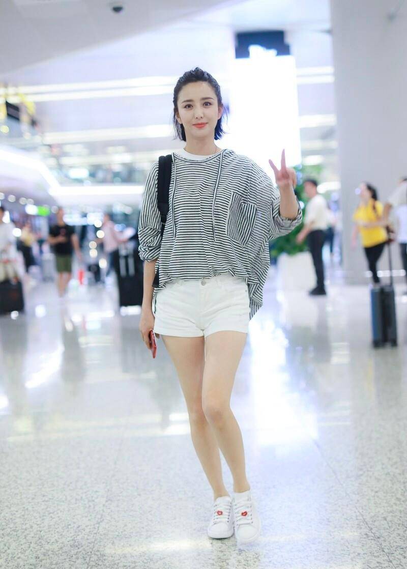 佟丽娅|佟丽娅不穿礼服,造型也很好看!这些休闲搭配像少女,时髦接地气