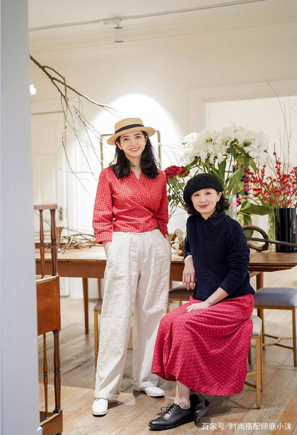 大衣|这对“神仙母女”的极简穿搭太美，值得50岁妈妈借鉴，优雅又时尚