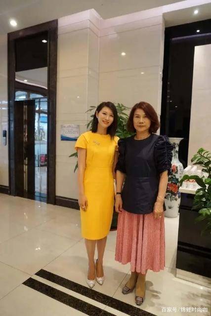 卫衣|过了50岁的女人,再懒也少穿卫衣+牛仔裤!瞧董明珠搭配,真贵气