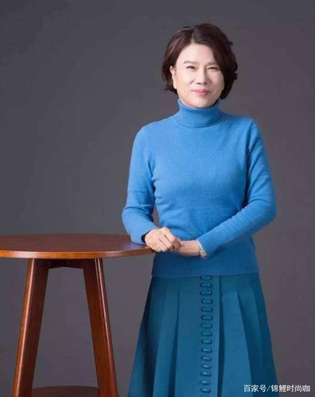 卫衣|过了50岁的女人，再懒也少穿卫衣+牛仔裤！瞧董明珠搭配，真贵气