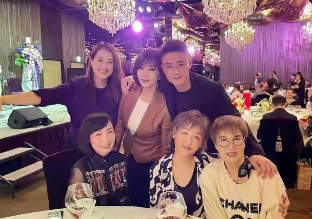林心如|霍建华为丈母娘庆生！林母穿露肩裙成焦点，林心如穿V领衣太时髦