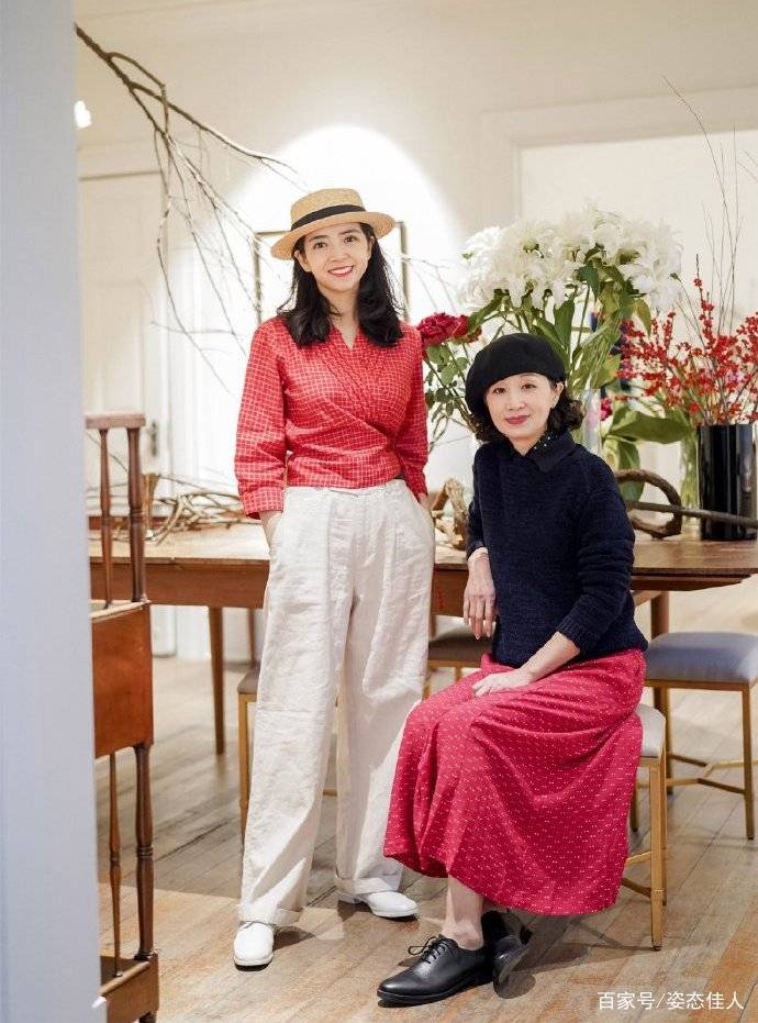 三木|过了50岁的女人少穿打底裤，瞧瞧三木妈妈的时尚穿搭，减龄又优雅