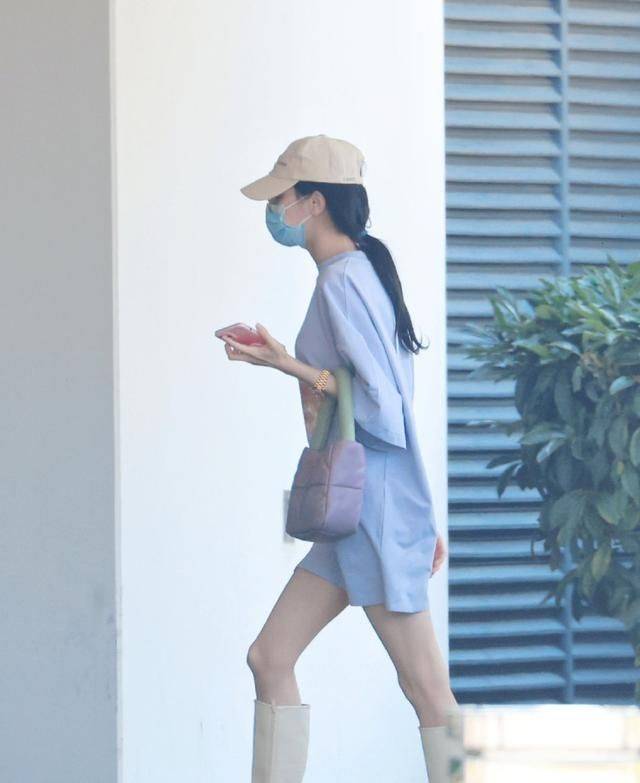 时间|女明星穿衣思路搞不懂，迪丽热巴夏天穿长靴