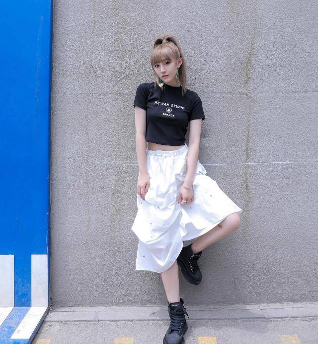 整体|今年火了一种穿法叫:上衣短了“大半截”,配半身裙,好洋气显高