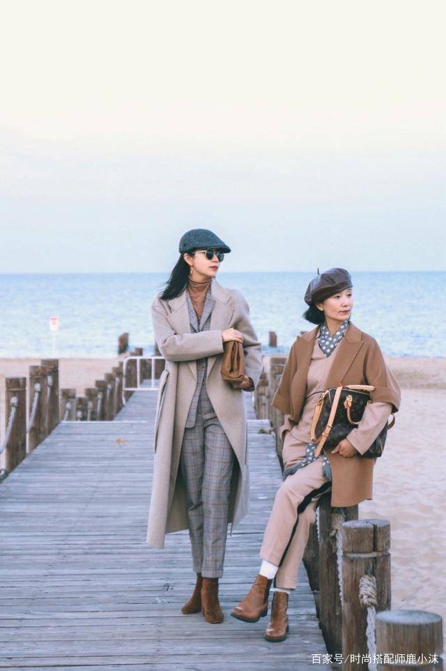 大衣|这对“神仙母女”的极简穿搭太美,值得50岁妈妈借鉴,优雅又时尚