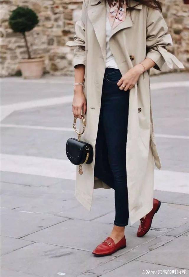 乐福|大衣别配靴子了！今年流行这3双鞋子，舒适百搭，中年妈妈都爱了