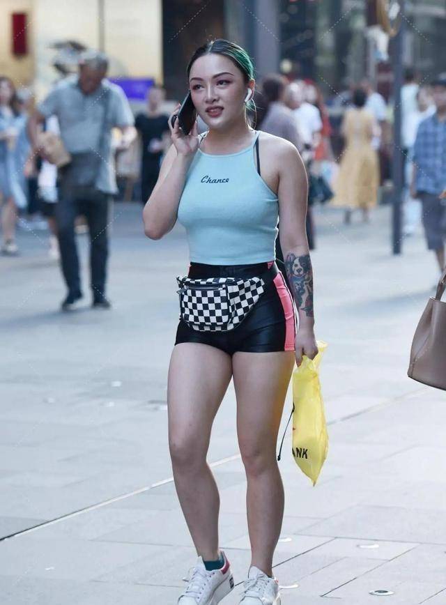 酷酷|三里屯的姑娘，穿搭简约，酷酷的穿搭也很好看