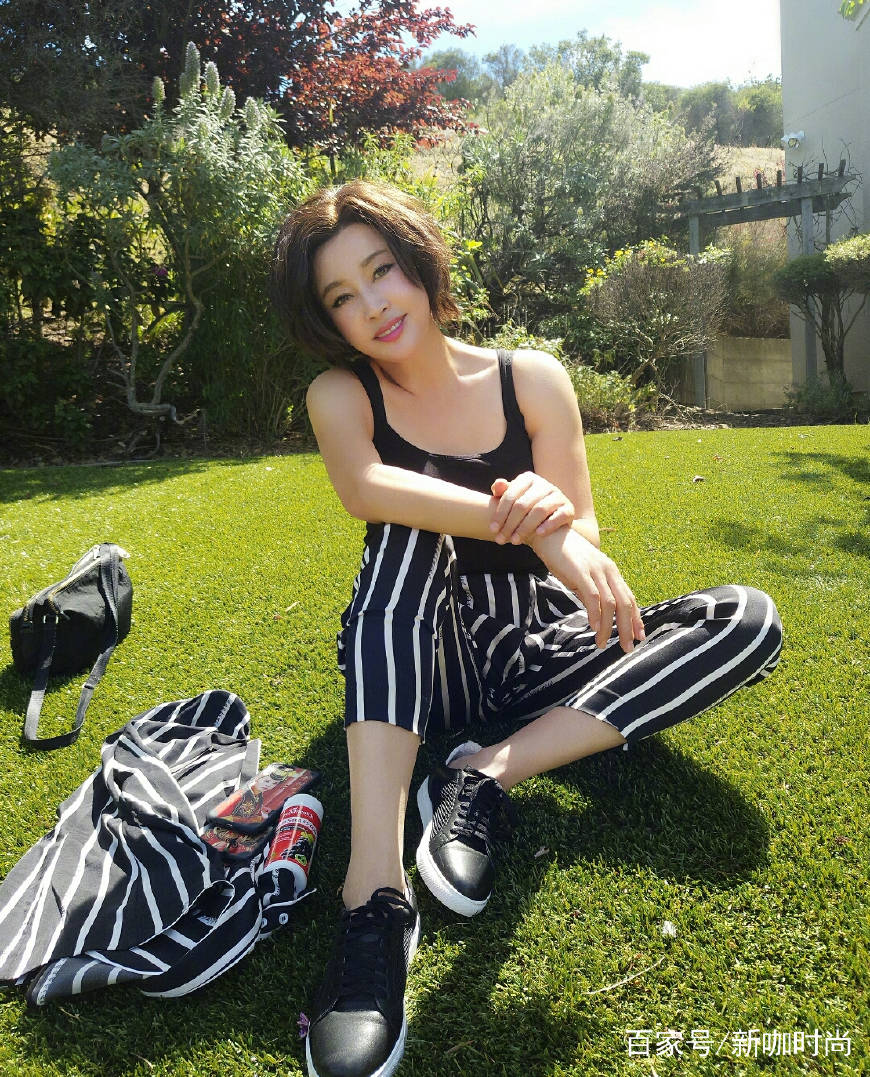 感觉|63岁刘晓庆现身!穿蓝T配阔腿裤少女感十足,奈何肚子略显发福!