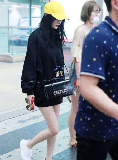 显得|杨幂真会扮少女,穿卫衣扮“下衣失踪”,大长腿让人挪不开眼