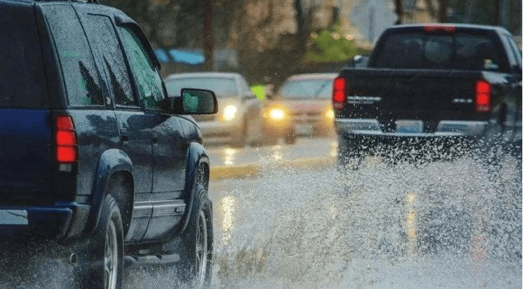暴雨天行车掌握这三招关键时候能救命