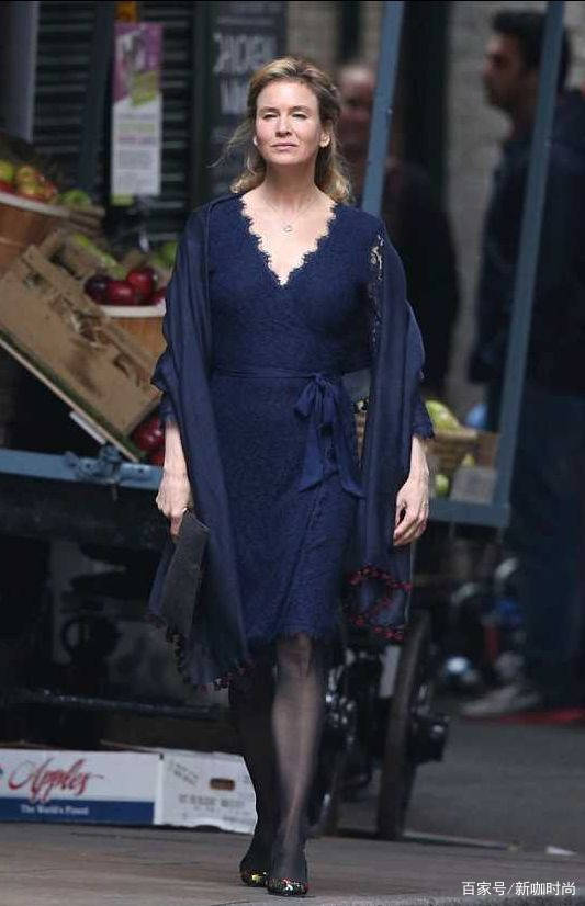 雷妮|蕾妮·齐薇格夺金球影后，穿蓝裙高开叉裙，似笑非笑表情耐人寻味