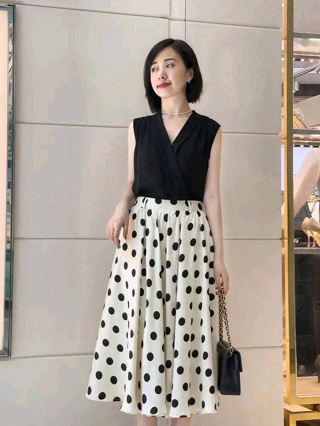 王者|小个子法式经典黑白穿搭，波点图案也是复古圈的王者。