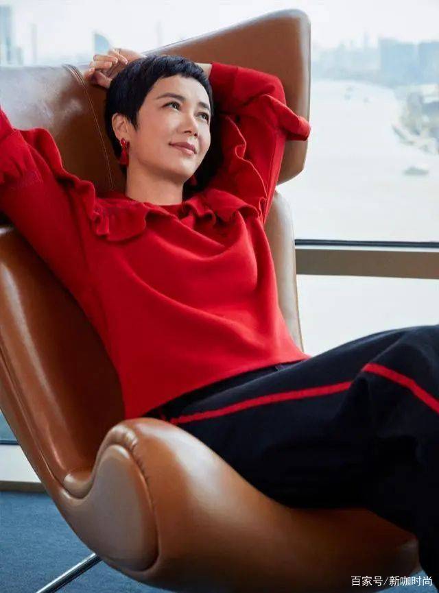 颜色|蒋雯丽状态够绝，穿红色连衣裙高级有范，比小22岁马思纯还耐看