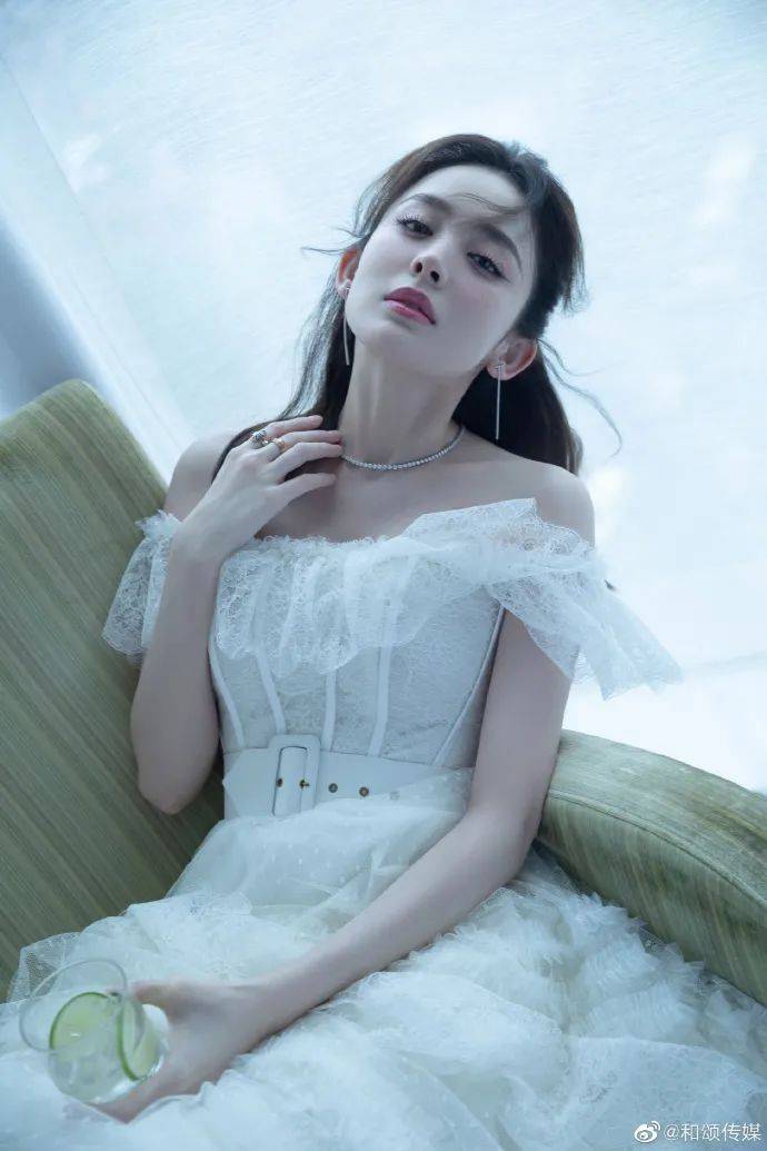 当红|古力娜扎抹胸白裙写真甜美!白嫩大美腿太性感撩人