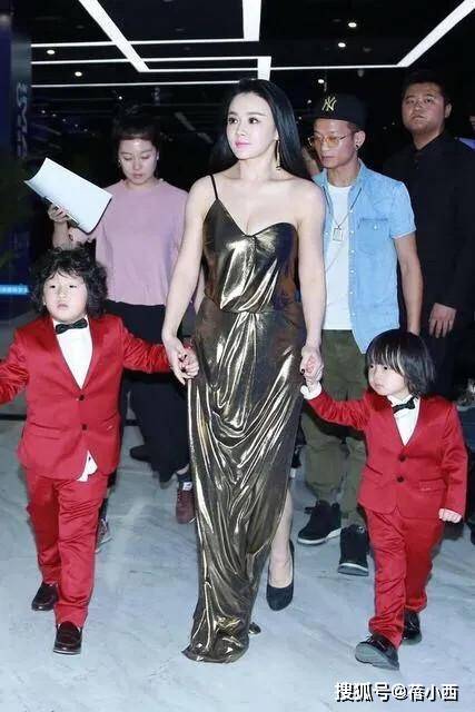 金色|冉莹颖身穿“液体裙”亮相,单肩吊带尽显好身材,看起来雍容华贵