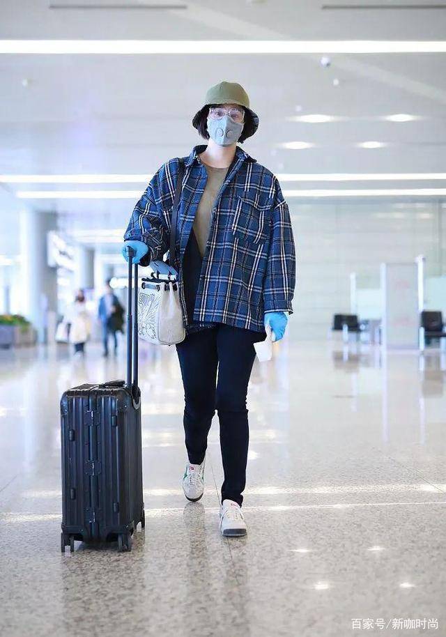 样式|蒋欣全副武装走机场,帽子口罩手套,宽松格子衫太显壮