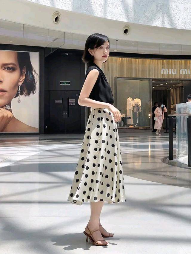 王者|小个子法式经典黑白穿搭，波点图案也是复古圈的王者。