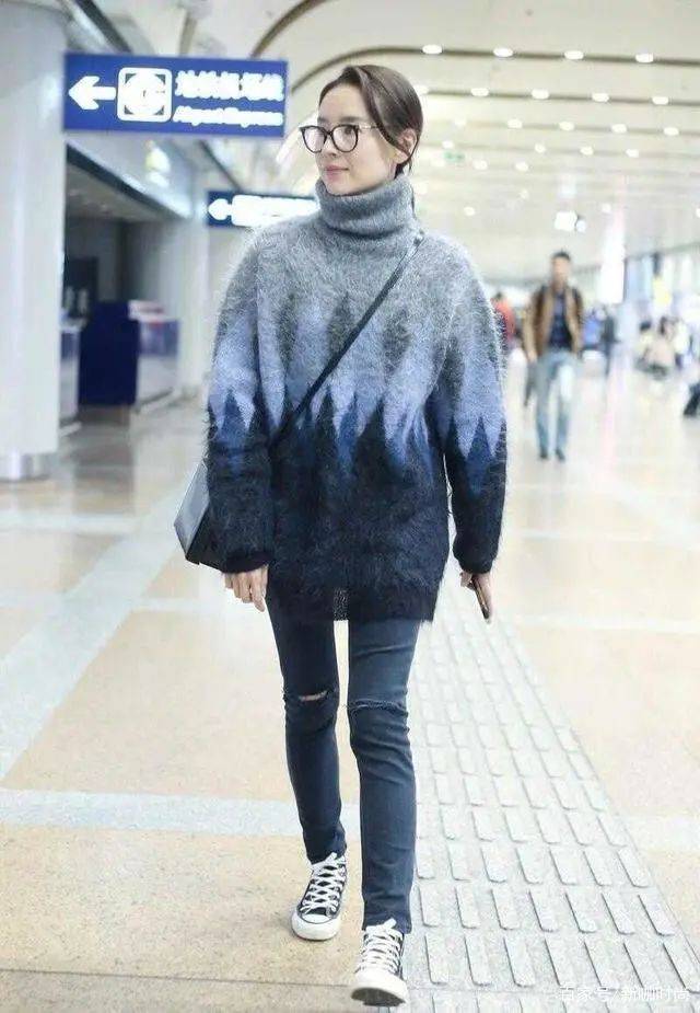 身材|董洁真有40岁？穿堆堆领毛衣还搭破洞裤，潮流时尚像个小姑娘