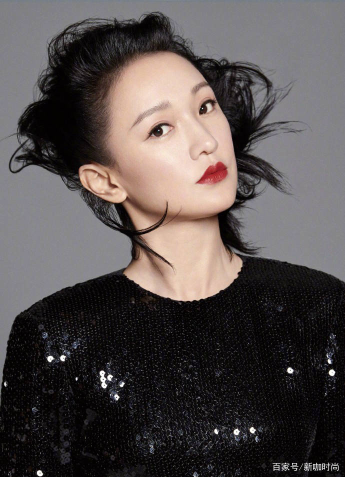 发型|剪短发的周迅才是颜值杀器,分别搭红白黑上阵,44岁阿姨秒变少女