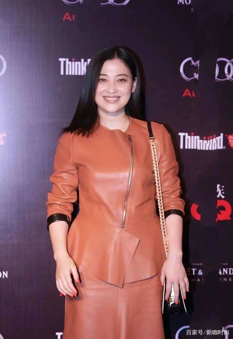 显得|梅婷终于穿错了，一袭皮衣显胖又老气，这衣服我奶奶都不穿