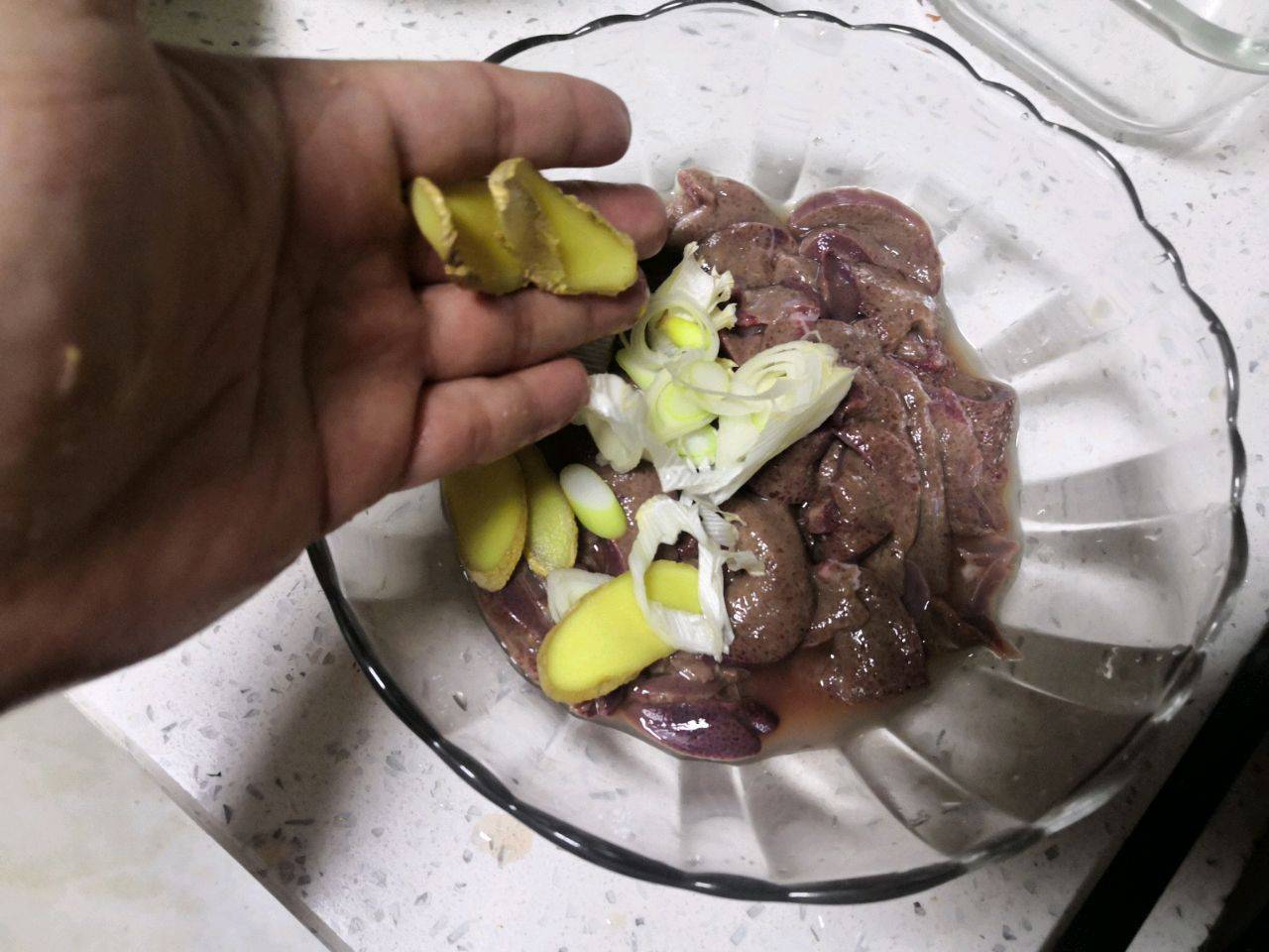 用清水先洗2到3遍,然后加上一瓶啤酒,用手抓揉,这样猪肝清洗出来,又嫩