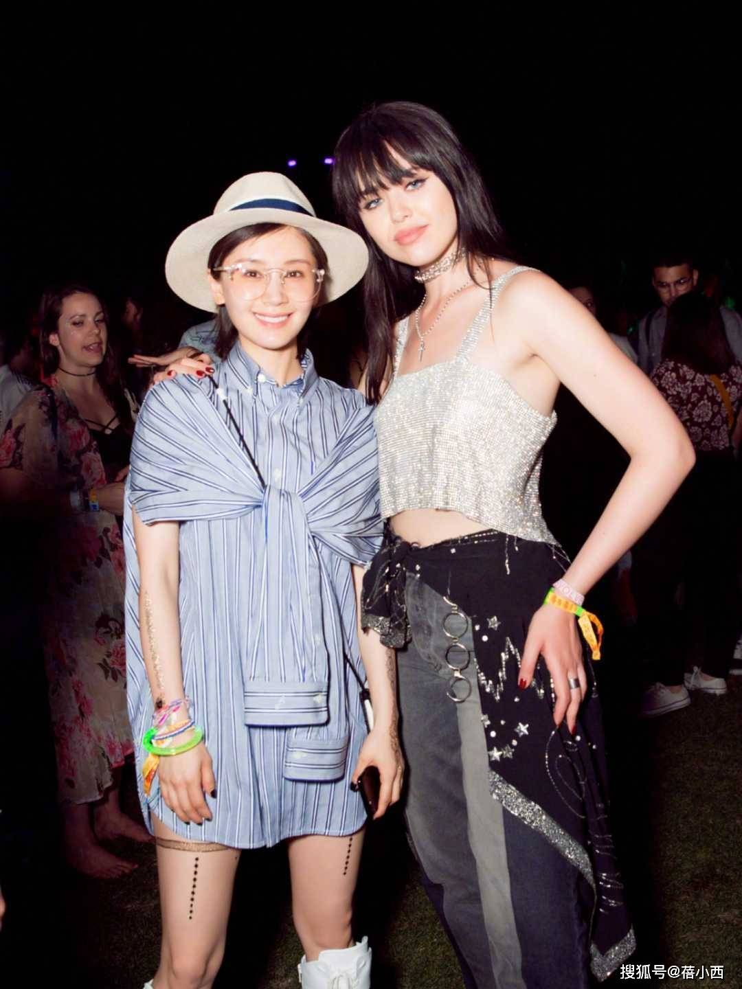 黑色|又被“王子文”的好衣品折服,穿衬衫把袖子绑个蝴蝶结,意外时髦