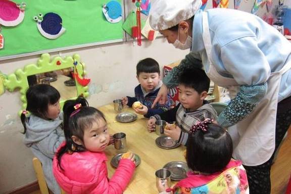 幼儿园|孩子在园一顿吃两碗，回家半口都不愿吃？妈妈看到伙食照片很纳闷