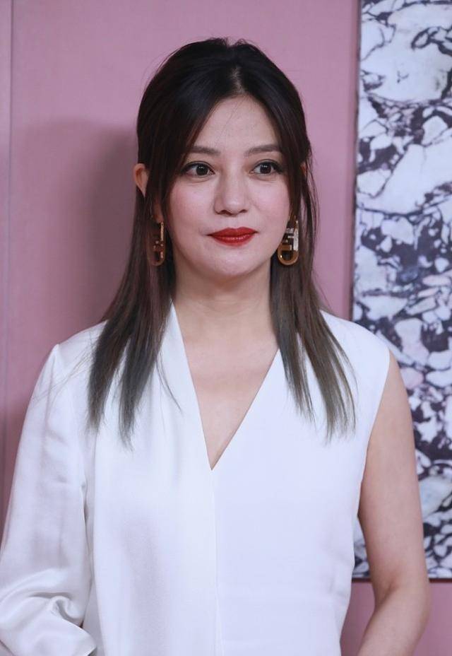 赵薇|赵薇穿一身不规则礼服看上去优雅大方，45岁保养成这样，太惊奇了