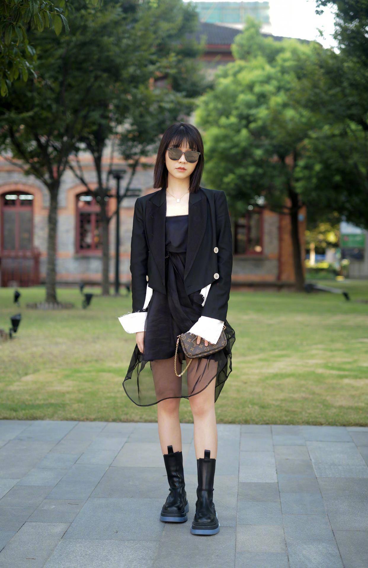 服装|职场女人,学会4组“夏日西服穿搭术”,想要的舒适、优雅都会有