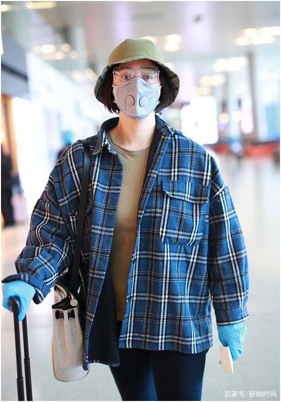 样式|蒋欣全副武装走机场,帽子口罩手套,宽松格子衫太显壮