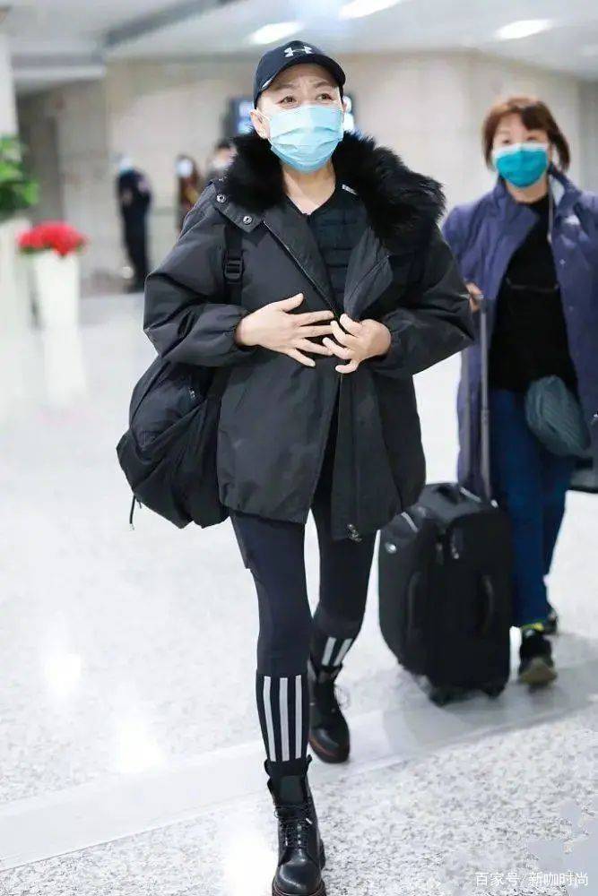 身材|宋丹丹低调穿搭也时髦，黑色派克服搭马丁靴，“筷子腿”格外吸睛