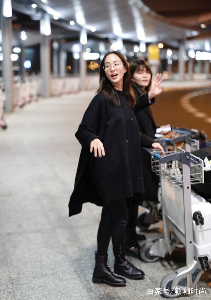 女神|素颜才是检测颜值真标准!张钧甯黑色卫衣配眼镜,气质大方出众