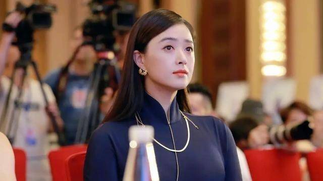 的作用|选对了衣服的蒋欣太不一样了，穿紧身款的宫廷裙，华丽而又耀眼