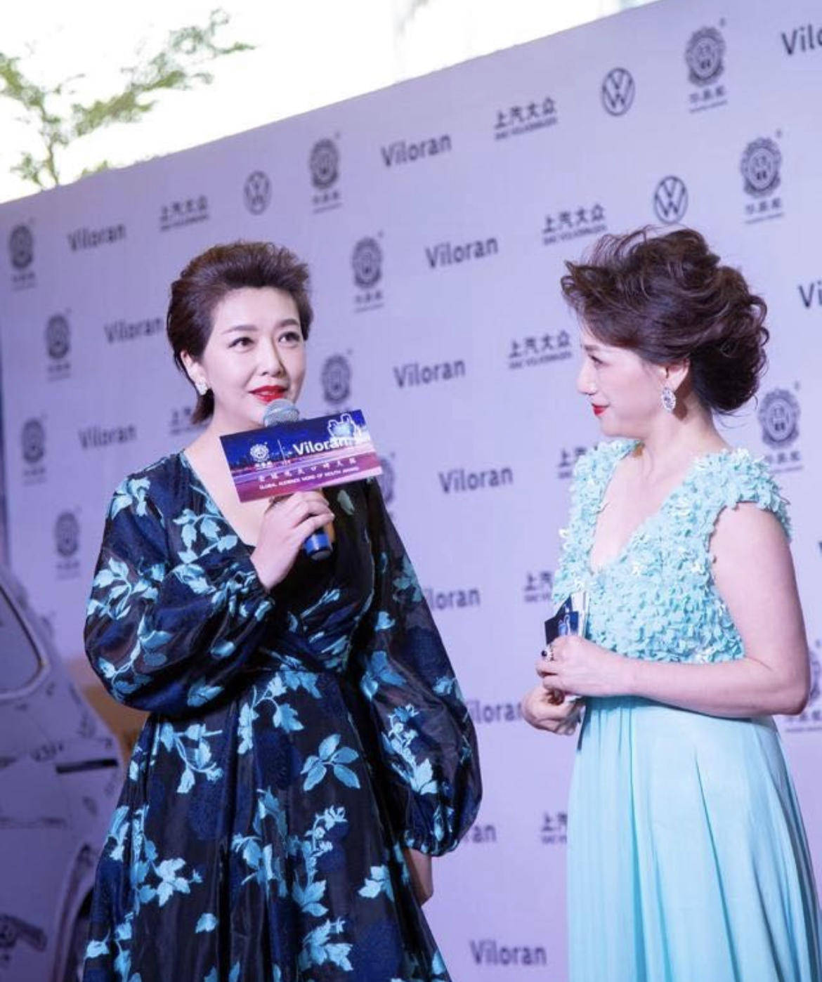美眉|江珊53岁了，身穿一件黛蓝色大v领连衣裙亮相，高贵优雅又减龄！