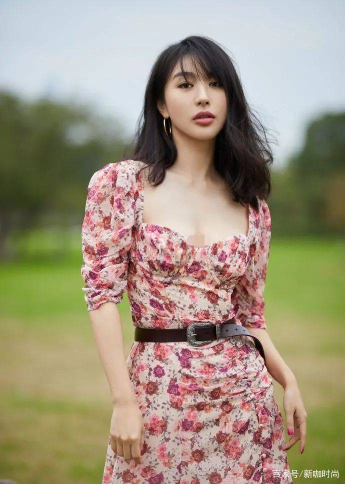 样式|李菲儿初夏Look学起来，方领碎花裙演绎浪漫风情，欧式高级感满分