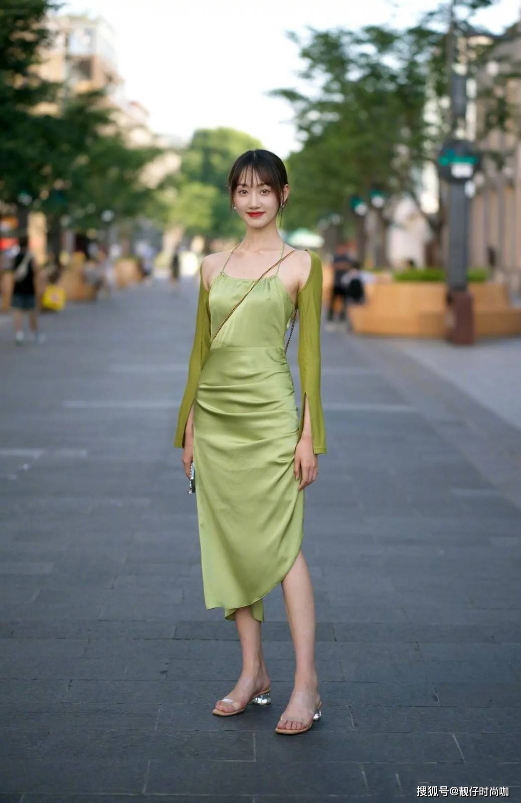 女生|夏天必备连衣裙，小清新女生怎样穿才养眼？这3个方案时髦又可爱