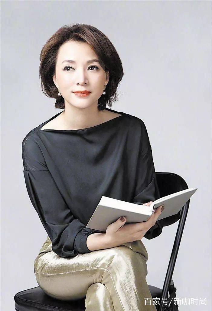 荷塘|董卿不愧是“最会穿主持人”,“荷塘裙”知性优雅,短发更是减龄