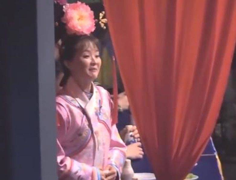 王艳跟|王艳跟儿子录节目，胖出老态还有皱纹，整个脸凹凹坑坑皮肤松弛！