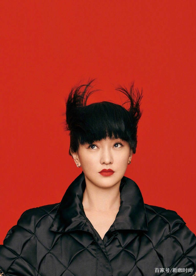发型|剪短发的周迅才是颜值杀器,分别搭红白黑上阵,44岁阿姨秒变少女