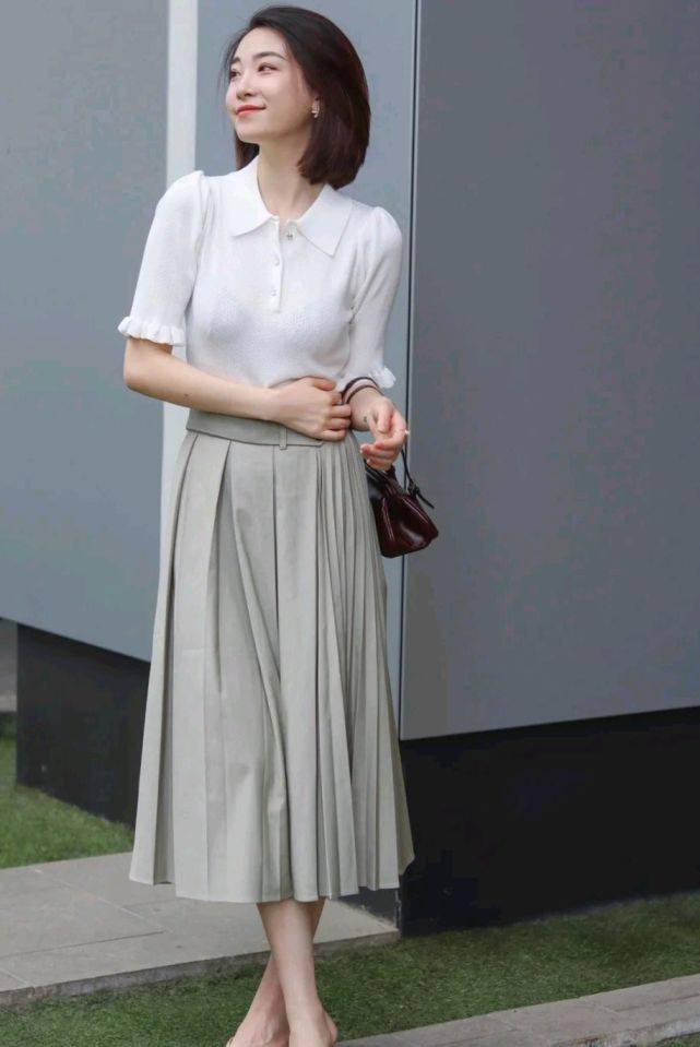 魅力|极简穿搭就是不一样，搭配起来毫不费力，精致温柔又有魅力