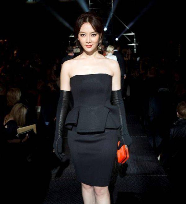 一身|陈数这回美到国外去,一袭抹胸裙配黑色长手套高贵端庄,太惊艳了